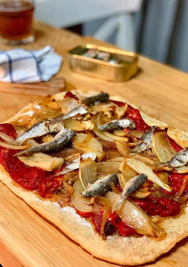 Una foto de Coca express y de aprovechamiento - escalivada con sardinillas