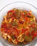Tiras de pollo con pipirrana de pimientos
