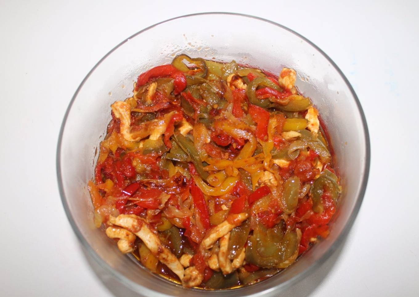 Tiras de pollo con pipirrana de pimientos