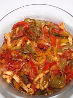 Una foto de Tiras de pollo con pipirrana de pimientos