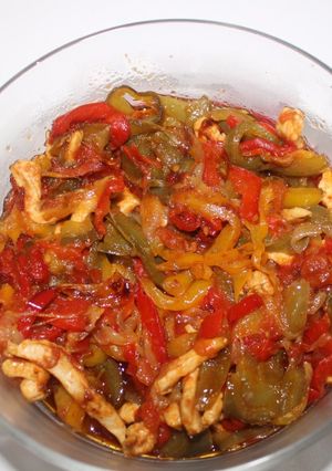 Una foto de Tiras de pollo con pipirrana de pimientos