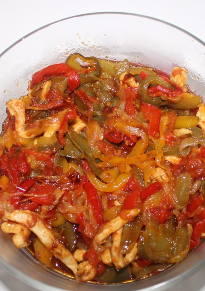 Una foto de Tiras de pollo con pipirrana de pimientos