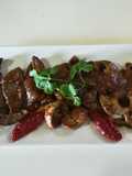 Hígado de cabrito con salsa de pimientos y berenjena