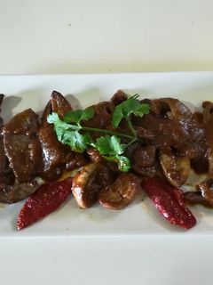 Una foto de Hígado de cabrito con salsa de pimientos y berenjena