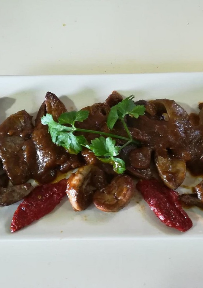 Una foto de Hígado de cabrito con salsa de pimientos y berenjena