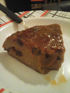 Una foto de Budín de pan de chocolate con pasas de uvas y tropezones de dulce de leche