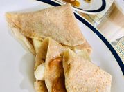 Una foto de crepes de chocolate y plátanos