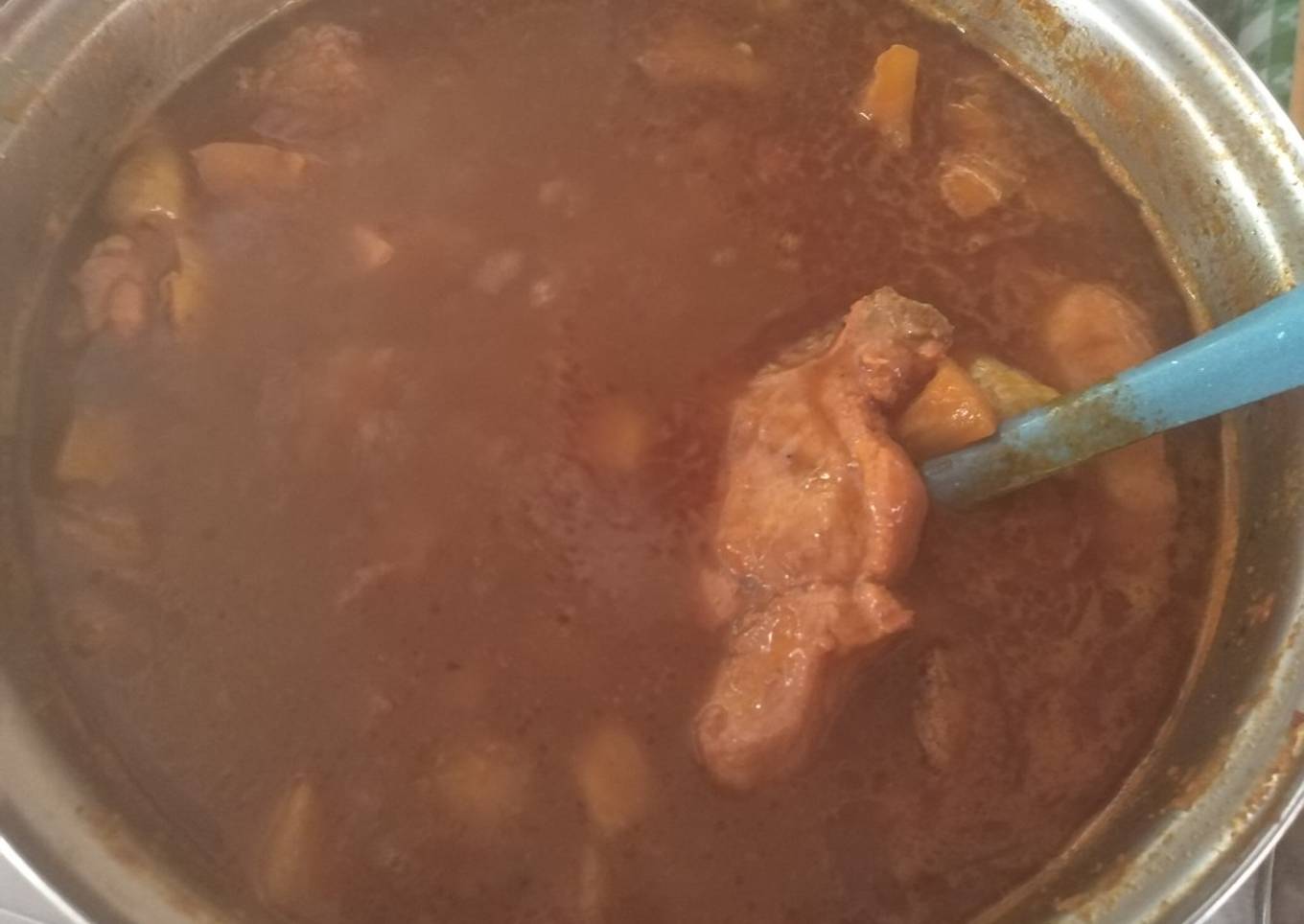 Guisado de guajillo con carne de puerco, piña y papas