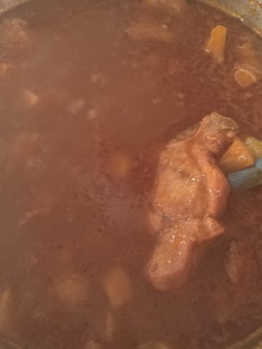 Una foto de Guisado de guajillo con carne de puerco, piña y papas