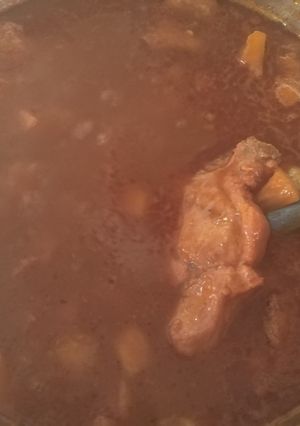 Una foto de Guisado de guajillo con carne de puerco, piña y papas
