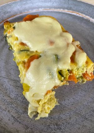 Una foto de Tortilla al horno de zapallitos, zanahoria 🥕 y queso 🧀
