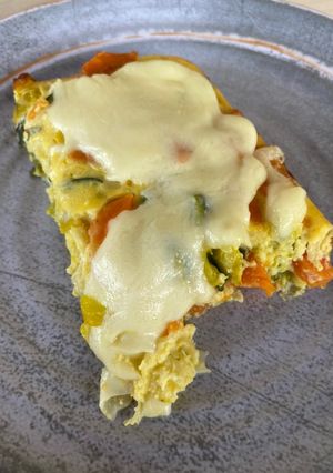 Una foto de Tortilla al horno de zapallitos, zanahoria 🥕 y queso 🧀