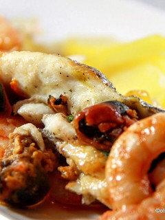 Una foto de Lubina rellena de espinacas, mejillones y gambas