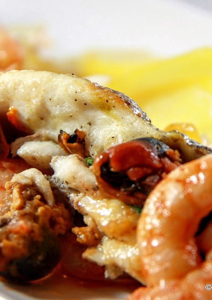 Una foto de Lubina rellena de espinacas, mejillones y gambas