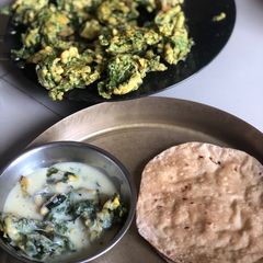 A picture of Palak pakoda kadi.