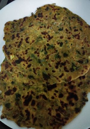 A picture of Methi paratha.
