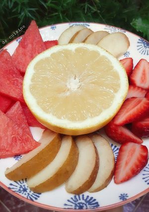 Une photo de Assiette de fruits frais coupés 🍴