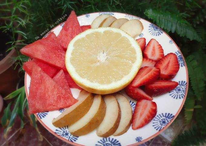 Assiette de fruits frais coupés 🍴