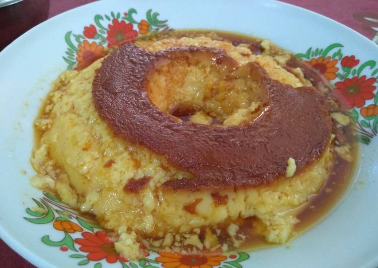 Pudim de leite com furinhos