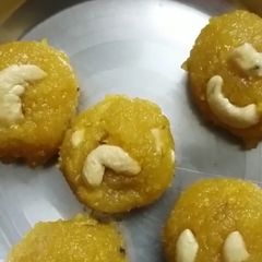 A picture of Chana dal ladoo.