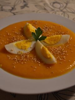 Una foto de Crema de zanahoria con huevo cocido