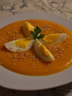 Una foto de Crema de zanahoria con huevo cocido