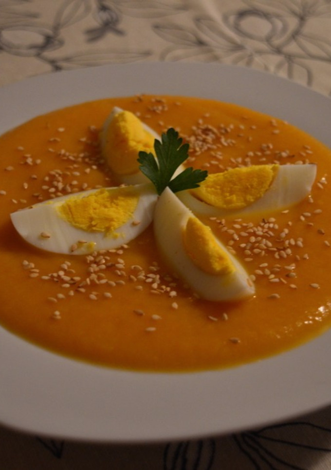 Una foto de Crema de zanahoria con huevo cocido