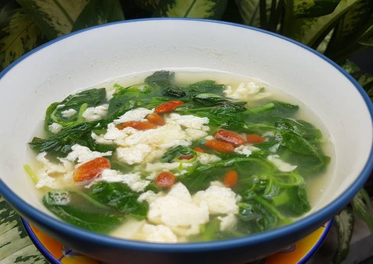 Sop Telur Bayam Berries