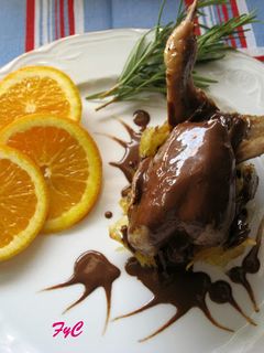 Una foto de Codornices Rellenas con Salsa de Chocolate
