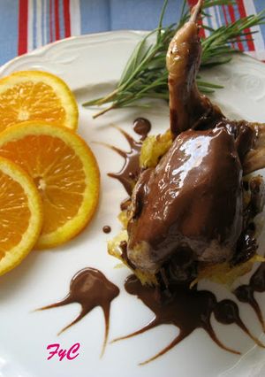 Una foto de Codornices Rellenas con Salsa de Chocolate