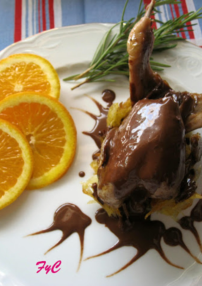 Una foto de Codornices Rellenas con Salsa de Chocolate