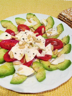 Una foto de Ensalada de aguacate y queso fresco 0% grasa- fácil