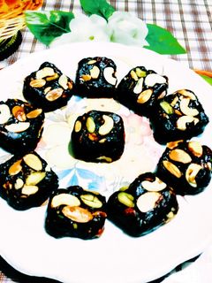 ખજૂર ડ્રાયફ્રુટ બરફી (Khajoor Dryfruit Barfi Recipe In Gujarati) રેસીપી મુખ્ય ફોટો