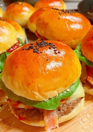 Homemade hamburger (Baking bread with Poolish) 自制汉堡，波兰种制作汉堡面包 的食譜成品照片