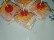Una foto de canapé de embutido