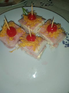Una foto de Canapé de jamón York y huevo hilado