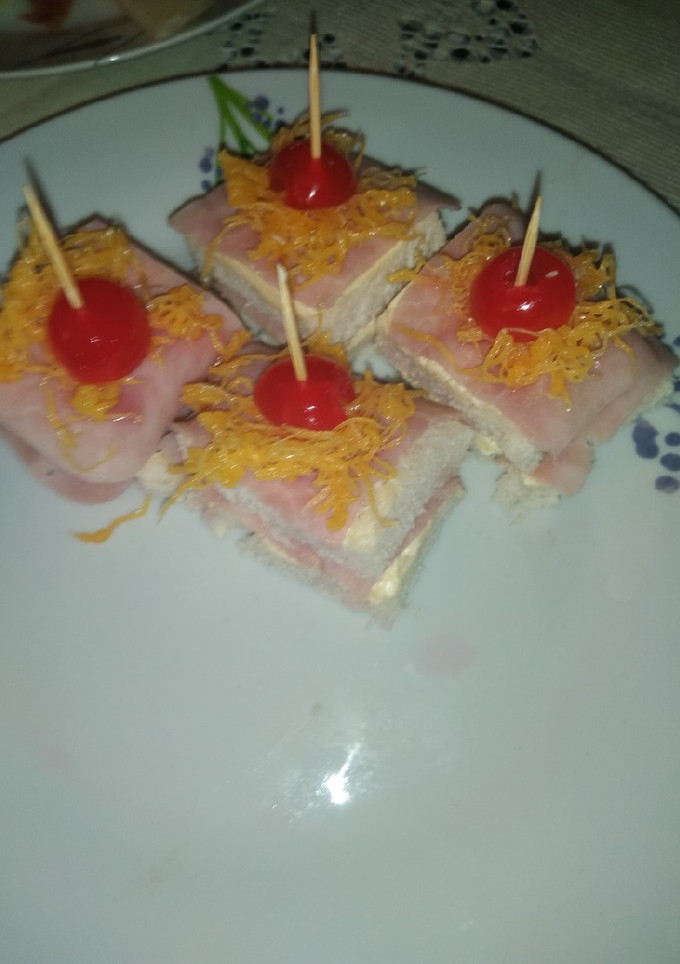 Una foto de Canapé de jamón York y huevo hilado