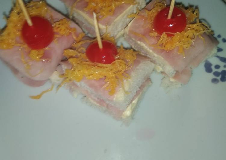 Canapé de jamón York