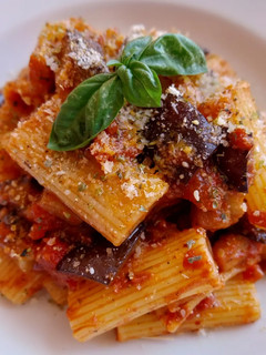 Una foto de Rigatoni con berenjenas en salsa de tomate y ajo escalivado