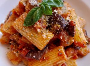 Foto principal de Rigatoni con berenjenas en salsa de tomate y ajo escalivado