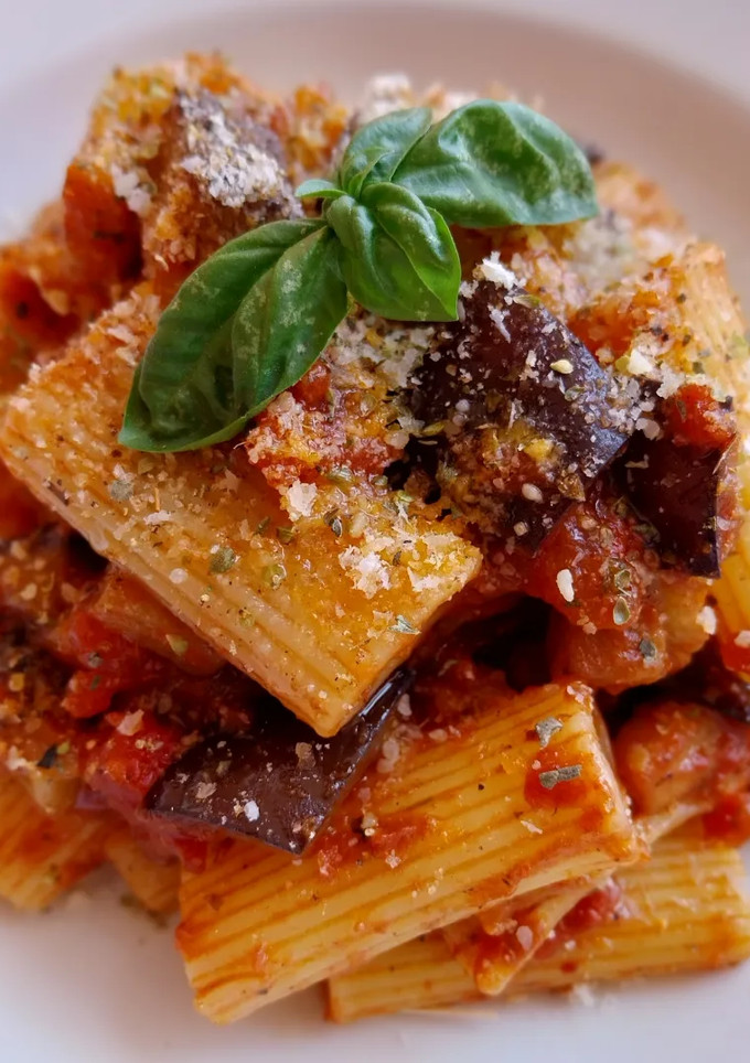 Una foto de Rigatoni con berenjenas en salsa de tomate y ajo escalivado