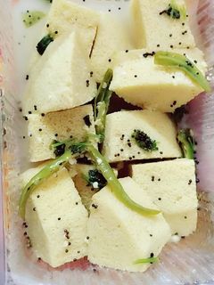 बेसन ढोकला (Besan Dhokla recipe in Hindi) रेसिपी मुख्य फोटो