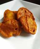 Torrejas o arepuelas fritas dulces con canela