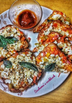 ब्रेड पिझ्झा (Bread pizza Recipe In Marathi) रेसिपी चे मुख्य फोटो 