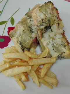 Una foto de Pastel de bacalao, brócoli y bacon