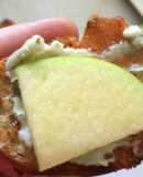 Tostas de queso roquefort con manzana.ॐ