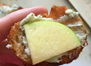Una foto de Tostas de queso roquefort con manzana.ॐ
