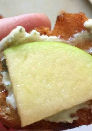Una foto de Tostas de queso roquefort con manzana.ॐ