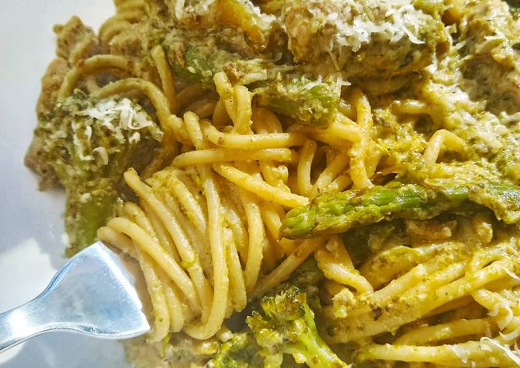 Creamy Pesto Pasta With Chicken, Asparagus & Brocolli