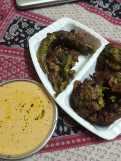 पालक,प्याज़ ओर हरी चिली के पकोड़े (palak pyaz aur hari chilli ke pakode recipe in Hindi) रेसिपी मुख्य फोटो